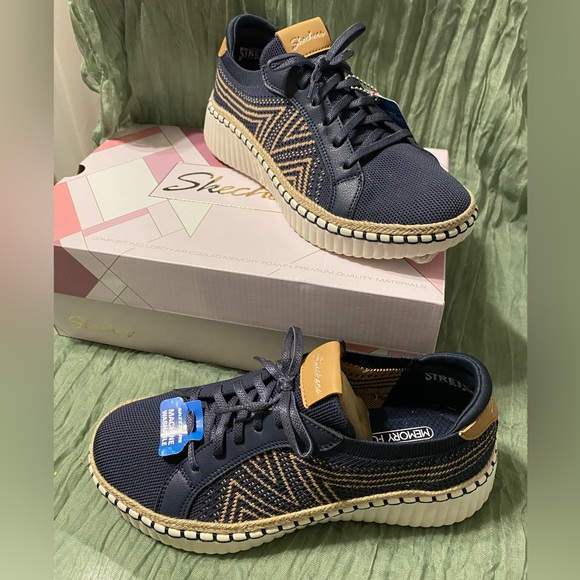 8.5 SKECHERS STRETCH FIT , MEMORY FOAM MACHINE WASHABLE - Picture 6 of 11